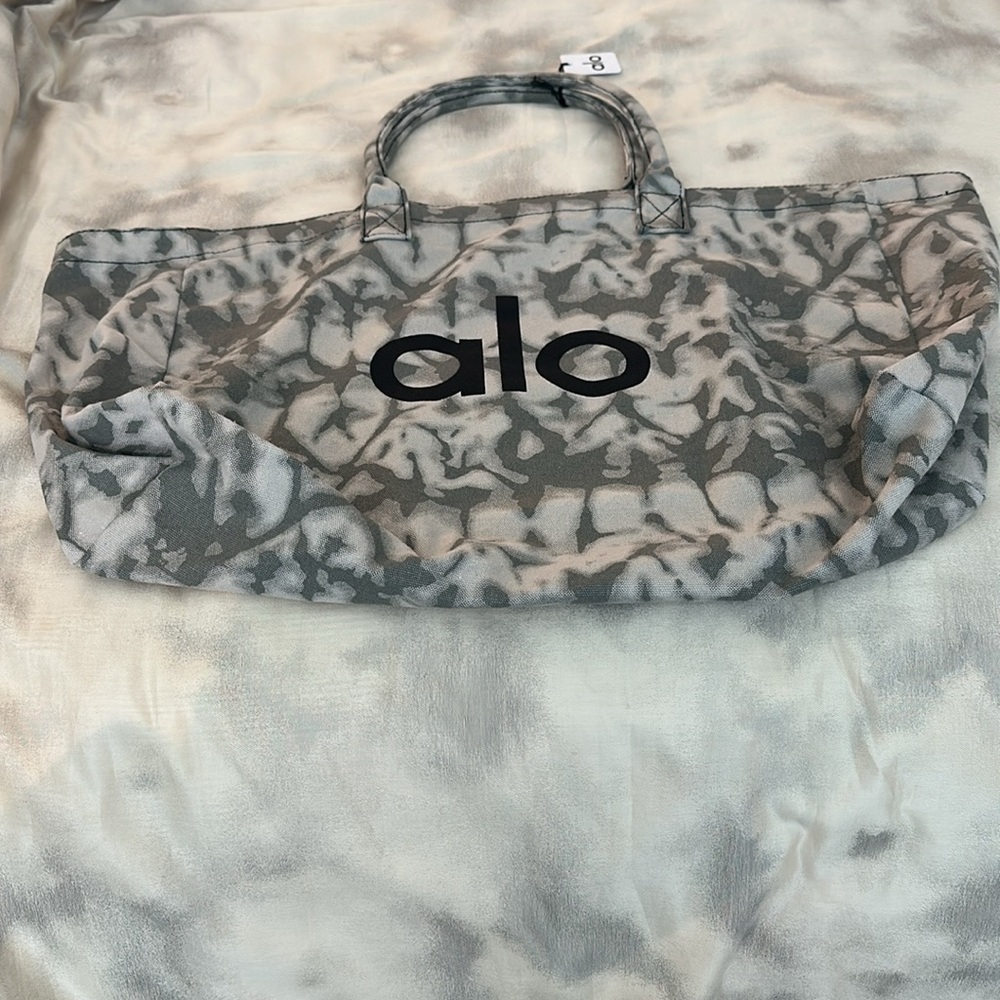 ALO = Air, Land & Ocean.   Carry-it-all Tie Dye Shopper - Picture 2 of 8